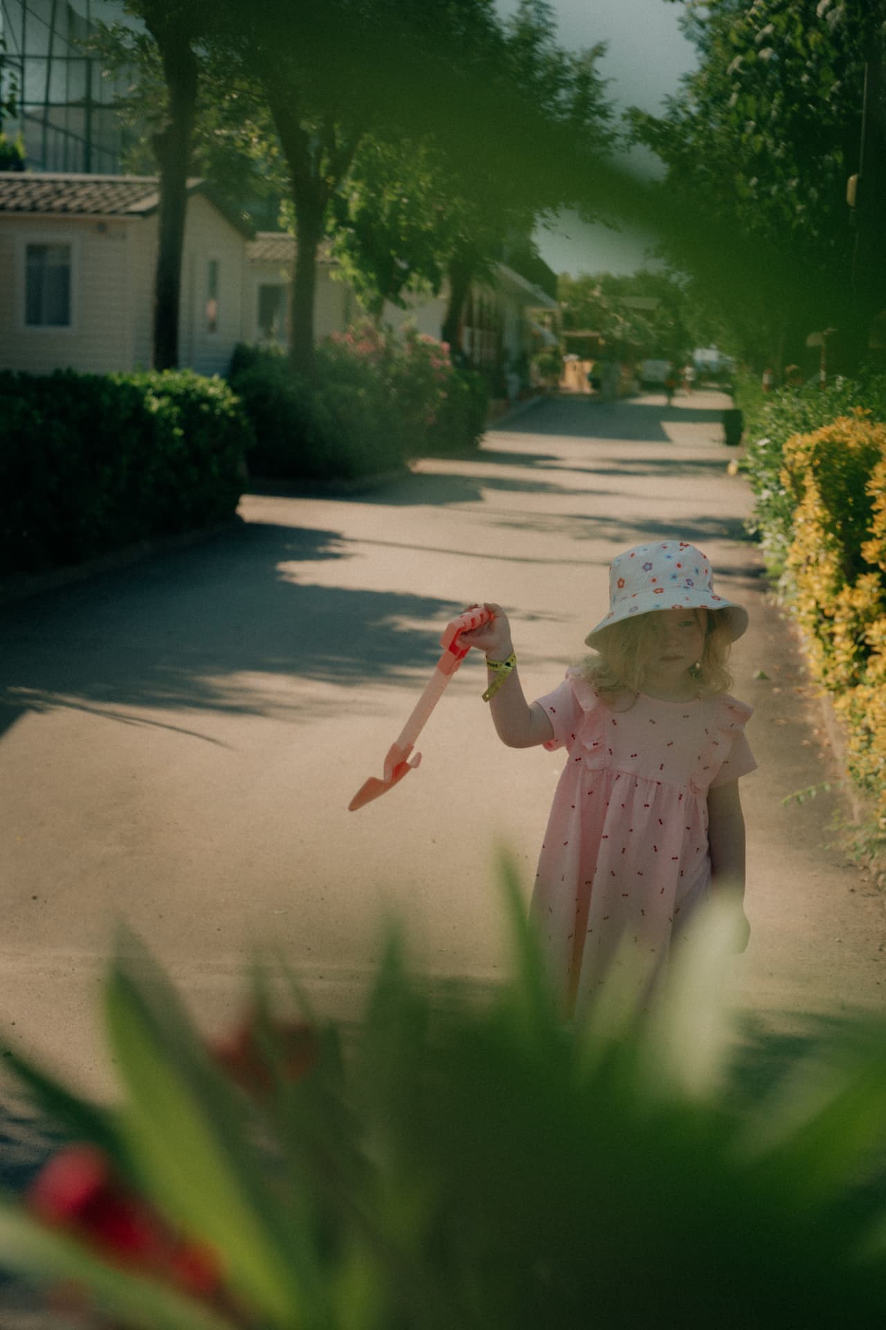 Kinderen spelen samen buiten in de vakantie