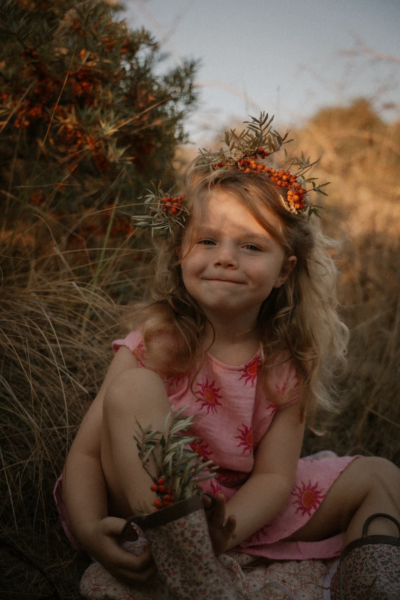 Meisje met bloemenkrans in het duingras