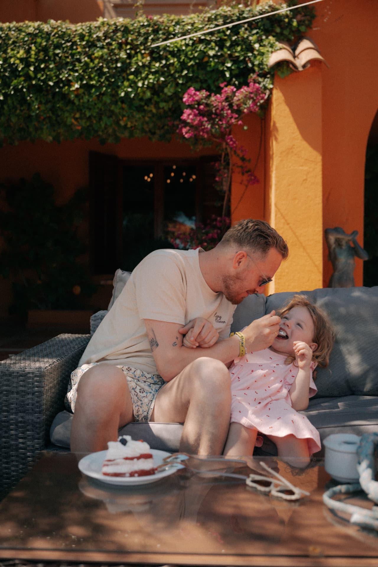 Gezin wandelt samen tijdens de vakantie